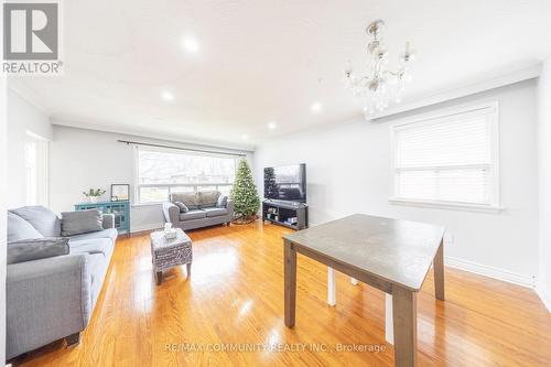 5 Woolwick Drive, Toronto, ON - Indoor Photo Showing Living Room