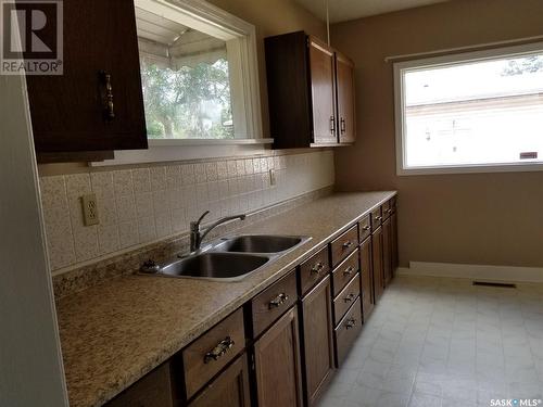 525 3Rd Avenue E, Unity, SK - Indoor Photo Showing Kitchen With Double Sink