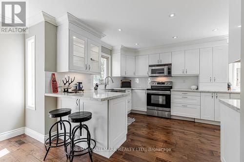 66 Stratton Crescent, Whitby, ON - Indoor Photo Showing Kitchen With Upgraded Kitchen