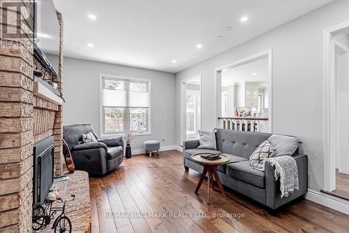 66 Stratton Crescent, Whitby, ON - Indoor Photo Showing Living Room