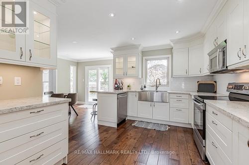 66 Stratton Crescent, Whitby, ON - Indoor Photo Showing Kitchen With Upgraded Kitchen