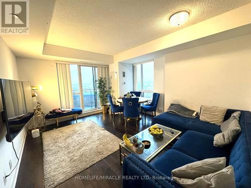 514 - 9199 Yonge Street, Richmond Hill, ON - Indoor Photo Showing Living Room