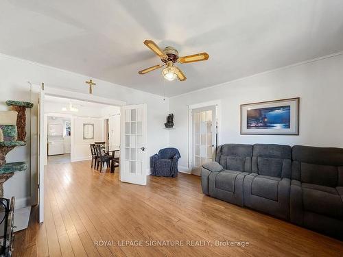 5 Elward Blvd, Toronto, ON - Indoor Photo Showing Living Room