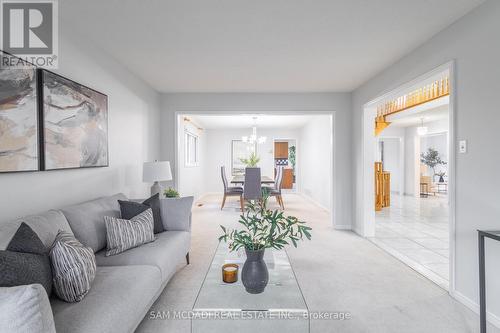 2093 The Chase, Mississauga, ON - Indoor Photo Showing Living Room