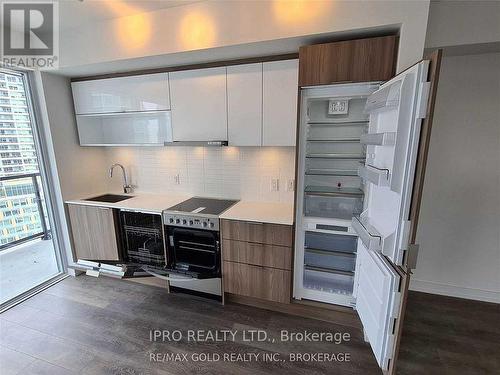 1609 - 159 Wellesley Street E, Toronto, ON - Indoor Photo Showing Kitchen