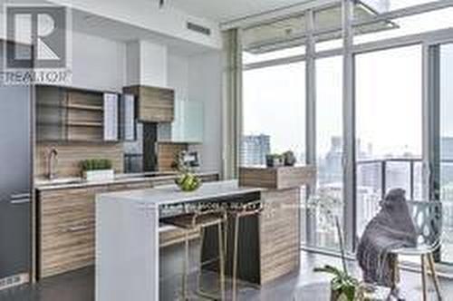 Lph4 - 75 St Nicholas Street, Toronto, ON - Indoor Photo Showing Kitchen