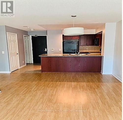 520 - 51 Lower Simcoe Street, Toronto, ON - Indoor Photo Showing Kitchen