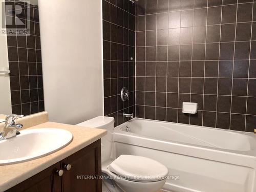 520 - 51 Lower Simcoe Street, Toronto, ON - Indoor Photo Showing Bathroom