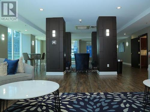 520 - 51 Lower Simcoe Street, Toronto, ON - Indoor Photo Showing Living Room