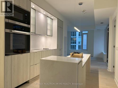 1410 - 11 Yorkville Avenue, Toronto, ON - Indoor Photo Showing Kitchen