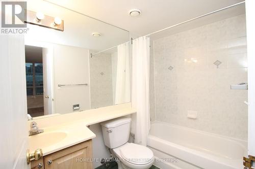 711 - 238 Doris Avenue, Toronto, ON - Indoor Photo Showing Bathroom