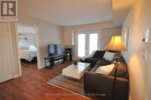 304 - 1490 Bishops Gate, Oakville, ON - Indoor Photo Showing Living Room