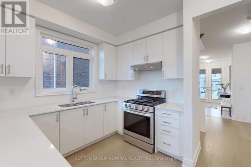 10 Meadow Vista Crescent, East Gwillimbury, ON - Indoor Photo Showing Kitchen With Double Sink