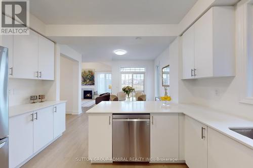 10 Meadow Vista Crescent, East Gwillimbury, ON - Indoor Photo Showing Kitchen