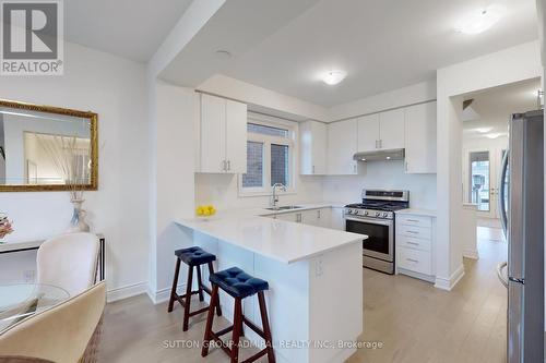 10 Meadow Vista Crescent, East Gwillimbury, ON - Indoor Photo Showing Kitchen With Upgraded Kitchen