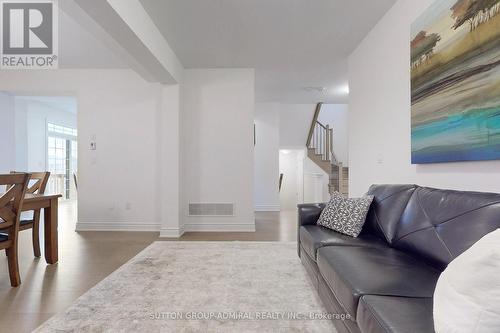 10 Meadow Vista Crescent, East Gwillimbury, ON - Indoor Photo Showing Living Room