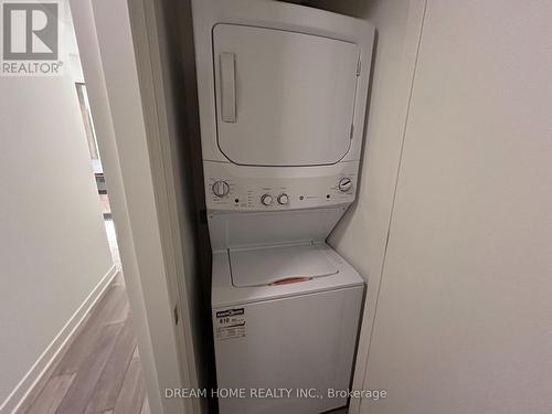 1011 - 11 Yorkville Avenue, Toronto, ON - Indoor Photo Showing Laundry Room