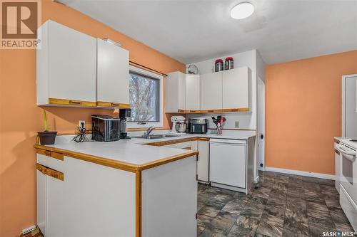 2205 Broadway Avenue, Saskatoon, SK - Indoor Photo Showing Kitchen With Double Sink