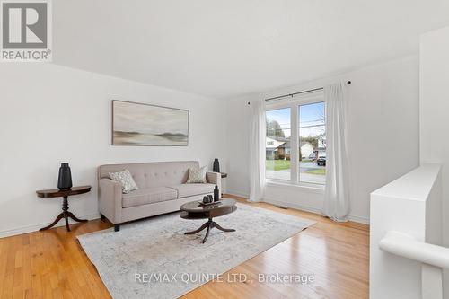 102 Cedar Street, Brighton, ON - Indoor Photo Showing Living Room