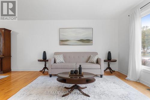 102 Cedar Street, Brighton, ON - Indoor Photo Showing Living Room