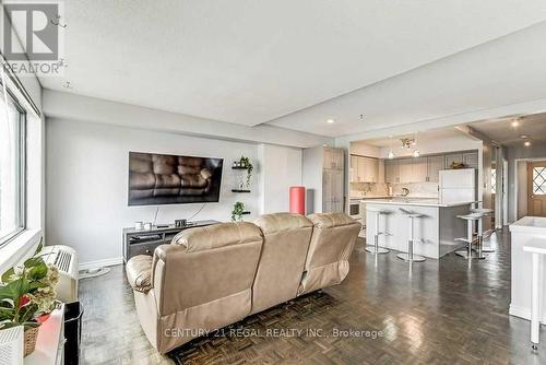 417 - 1000 Cedarglen Gate, Mississauga, ON - Indoor Photo Showing Living Room