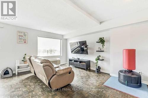 417 - 1000 Cedarglen Gate, Mississauga, ON - Indoor Photo Showing Living Room