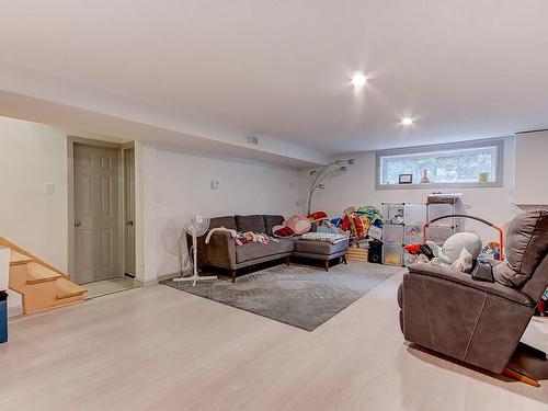 Salle familiale - 195 Rue D'Anjou, Saint-Bruno-De-Montarville, QC - Indoor