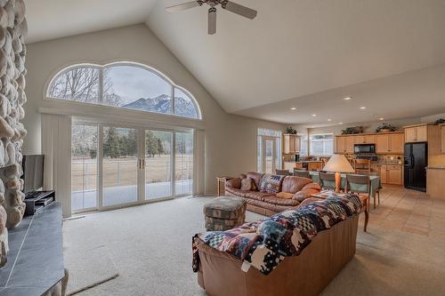 5214 Riverside Drive, Fairmont Hot Springs, BC - Indoor Photo Showing Living Room