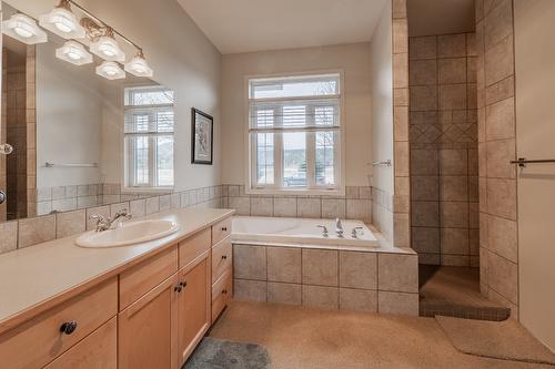 5214 Riverside Drive, Fairmont Hot Springs, BC - Indoor Photo Showing Bathroom