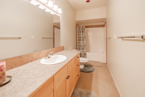 5214 Riverside Drive, Fairmont Hot Springs, BC - Indoor Photo Showing Bathroom