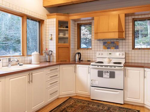 Cuisine - 264 Ch. Fyon, Ivry-Sur-Le-Lac, QC - Indoor Photo Showing Kitchen With Double Sink