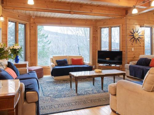 Salon - 264 Ch. Fyon, Ivry-Sur-Le-Lac, QC - Indoor Photo Showing Living Room