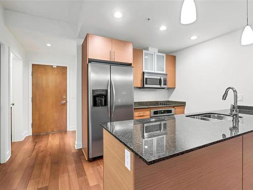 103-3614 Richmond Rd, Saanich, BC - Indoor Photo Showing Kitchen With Double Sink