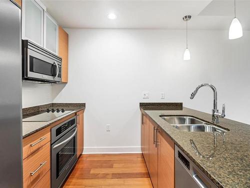 103-3614 Richmond Rd, Saanich, BC - Indoor Photo Showing Kitchen With Double Sink