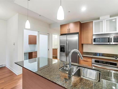 103-3614 Richmond Rd, Saanich, BC - Indoor Photo Showing Kitchen With Double Sink With Upgraded Kitchen