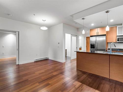 103-3614 Richmond Rd, Saanich, BC - Indoor Photo Showing Kitchen