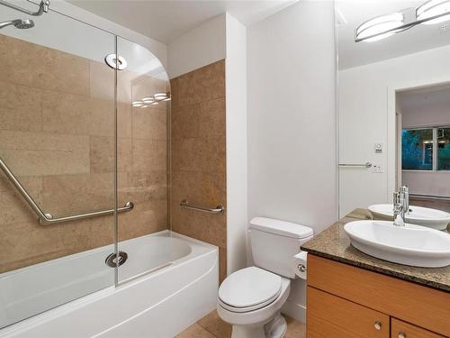 103-3614 Richmond Rd, Saanich, BC - Indoor Photo Showing Bathroom