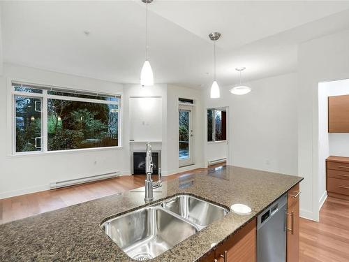 103-3614 Richmond Rd, Saanich, BC - Indoor Photo Showing Kitchen With Double Sink