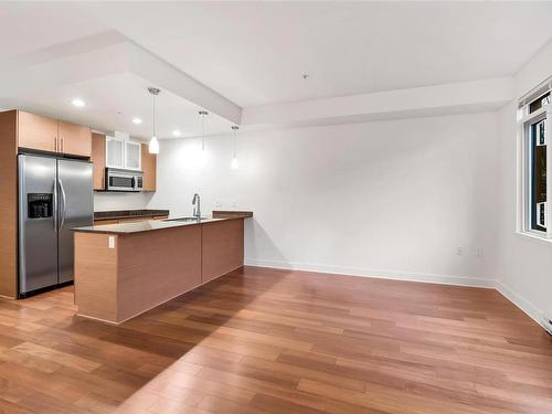 103-3614 Richmond Rd, Saanich, BC - Indoor Photo Showing Kitchen