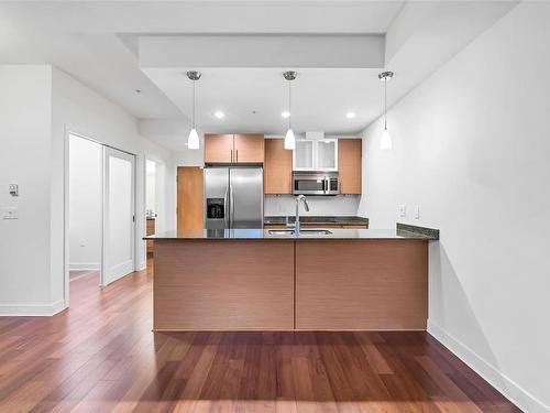 103-3614 Richmond Rd, Saanich, BC - Indoor Photo Showing Kitchen With Double Sink