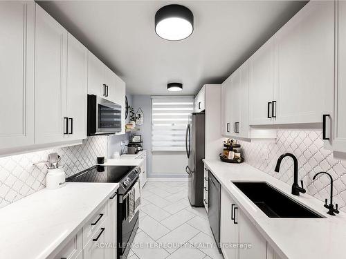 304-66 Falby Crt E, Ajax, ON - Indoor Photo Showing Kitchen With Upgraded Kitchen