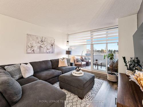 304-66 Falby Crt E, Ajax, ON - Indoor Photo Showing Living Room