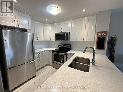 624 Danaca Private, Ottawa, ON - Indoor Photo Showing Kitchen With Stainless Steel Kitchen With Double Sink With Upgraded Kitchen