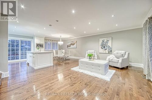 18 Lantana Court, Toronto, ON - Indoor Photo Showing Living Room