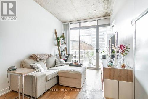 402 - 650 King Street W, Toronto, ON - Indoor Photo Showing Living Room