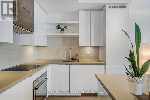 1002 - 59 Annie Craig Drive, Toronto, ON - Indoor Photo Showing Kitchen