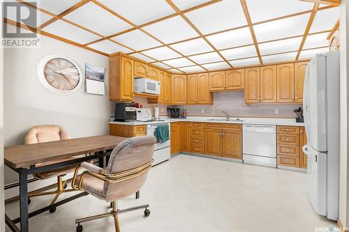 201B 55 Wood Lily Drive, Moose Jaw, SK - Indoor Photo Showing Kitchen