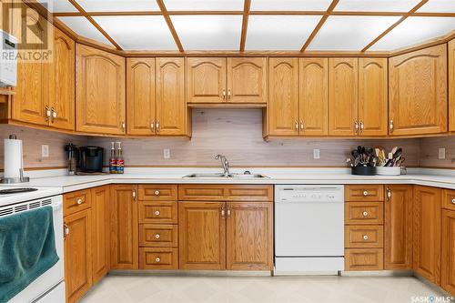 201B 55 Wood Lily Drive, Moose Jaw, SK - Indoor Photo Showing Kitchen With Double Sink