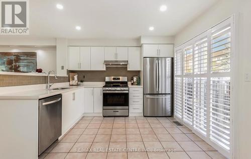 1096 Barclay Circle, Milton, ON - Indoor Photo Showing Kitchen