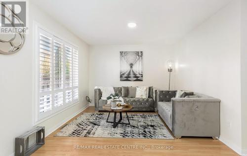 1096 Barclay Circle, Milton, ON - Indoor Photo Showing Living Room